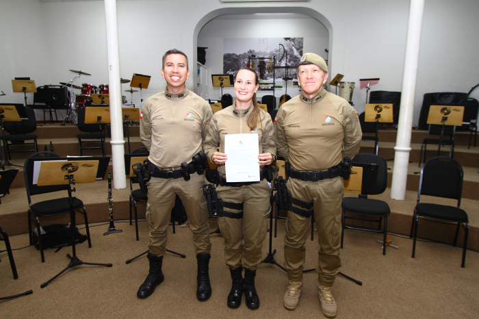 Soldado Carolina Louise, de Indaial, recebe homenagem por sua coragem