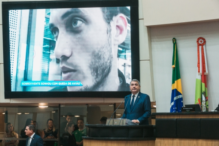 Ex-jogador da Chapecoense é reverenciado pela Alesc e fala de sua história de superação