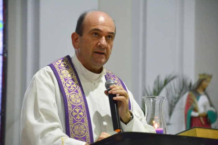 Padre João Bachmann é rendido por ladrões e tem carro e dinheiro roubados