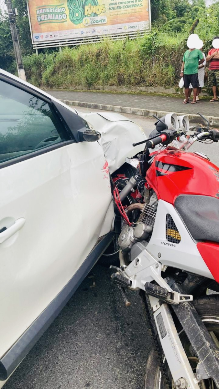 Motociclista é socorrido em estado grave após colisão