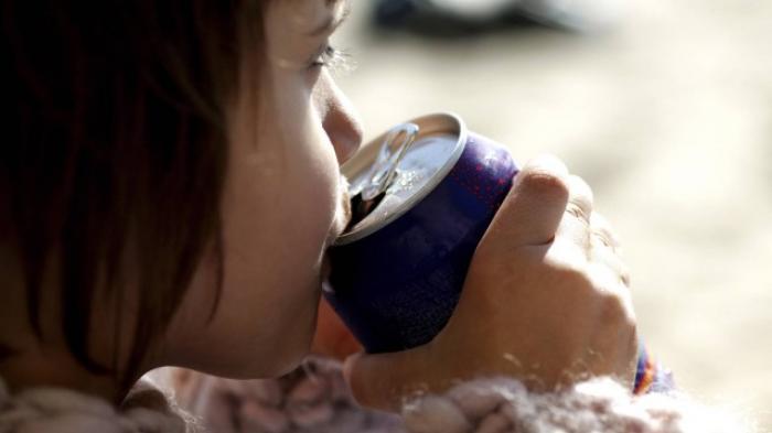 Beber refrigerante envelhece tanto quanto fumar, diz estudo