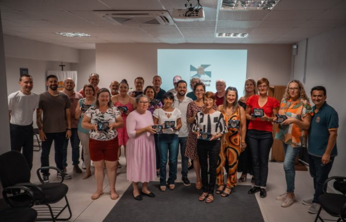 Servidores aposentados recebem medalha Horácio Cristofolini