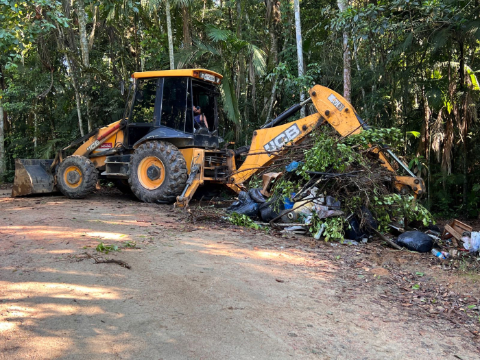 Cerca de quatro toneladas de resíduos irregulares são removidos em ação de limpeza