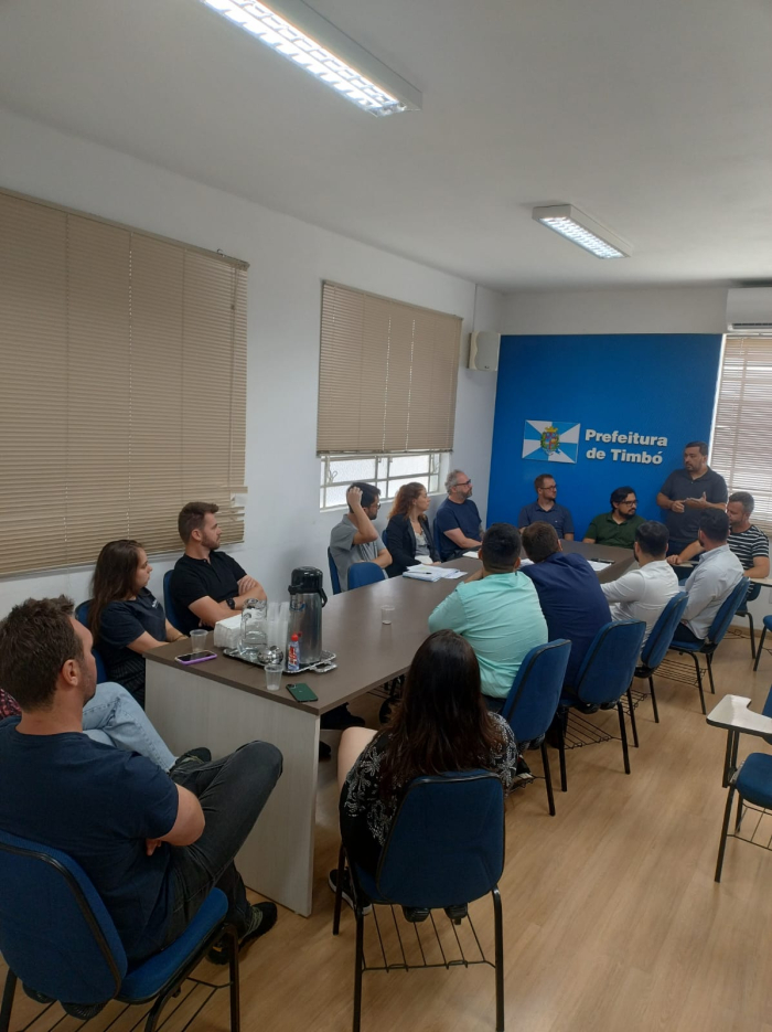 Prefeitura de Timbó e construtora alinham próximos passos para retomada das obras do Complexo Esportivo