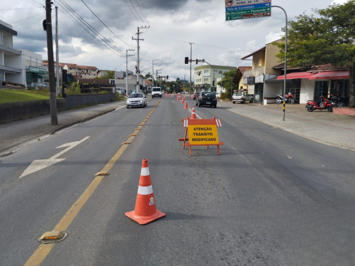 Demutran instala sinalização na rotatória entre as ruas Blumenau e Indaial