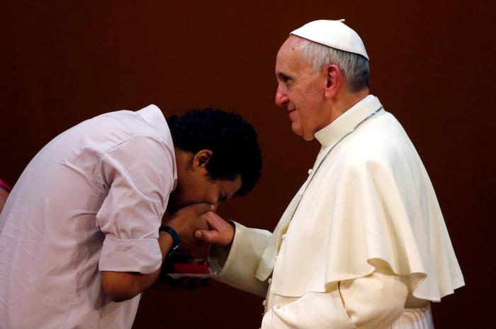 Papa evita que fiéis beijem seu anel por questão de higiene, diz Vaticano
