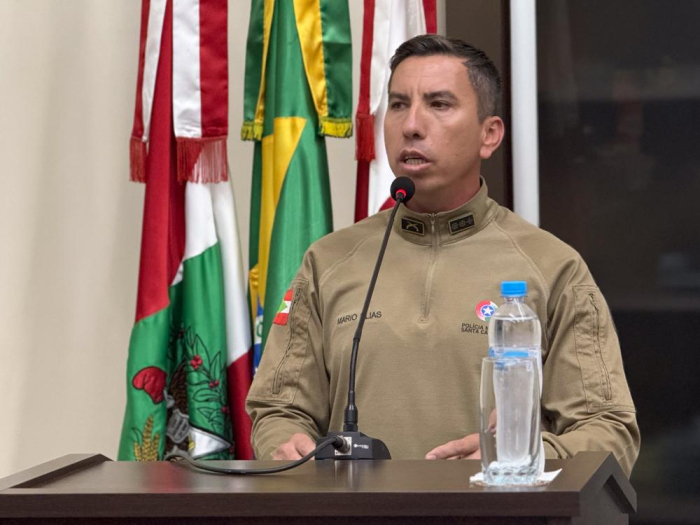 Na tribuna, tenente-coronel da PM de Indaial defende a realização das blitze para a segurança pública