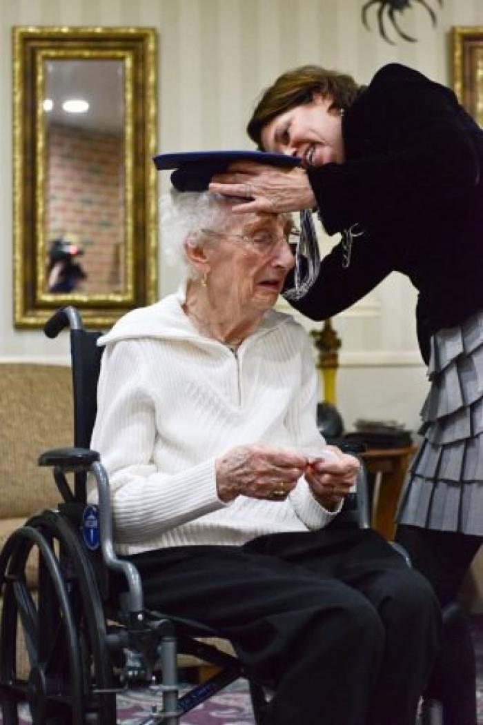 Senhora se emociona ao receber diploma de Ensino Médio aos 97 anos