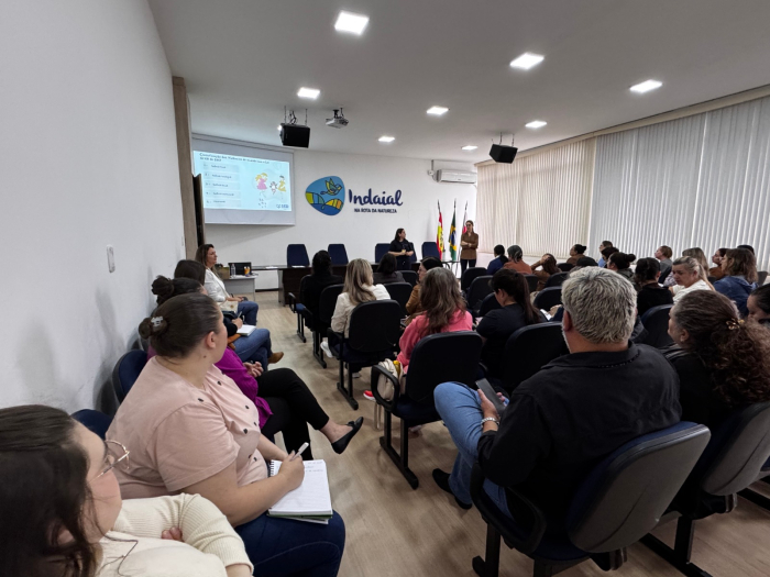 Profissionais da Educação Infantil participam de roda de conversa sobre escuta especializada
