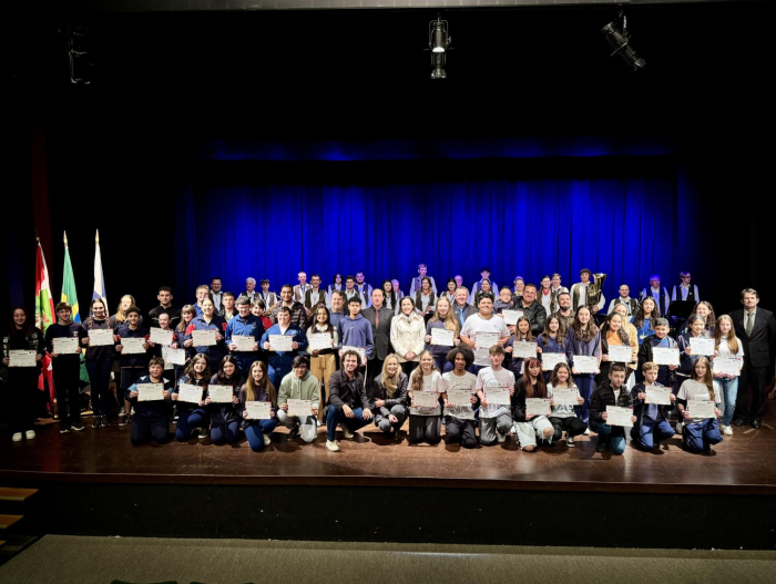 Vereadores jovens e suplentes da 11ª Legislatura do Parlamento Jovem são diplomados