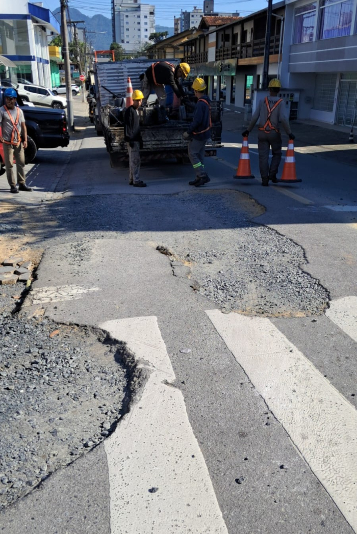 Indaial intensifica operação tapa-buraco em diversas vias da cidade