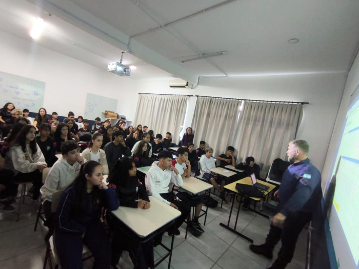 Alunos da rede municipal recebem palestra sobre trânsito seguro