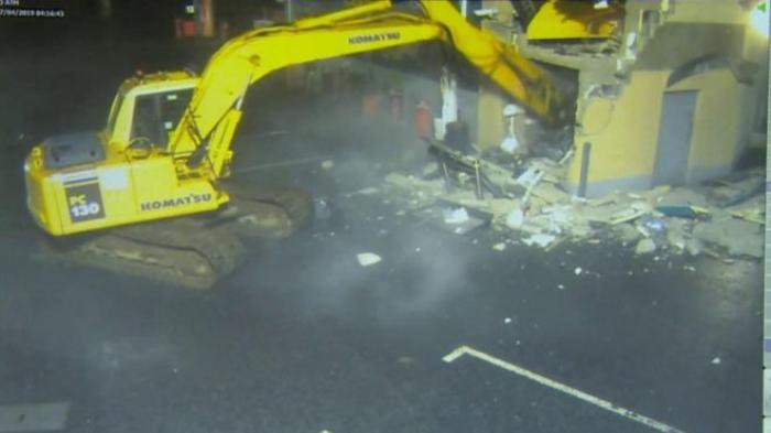 O momento em que ladrões usam escavadeira para roubar caixa eletrônico inteiro