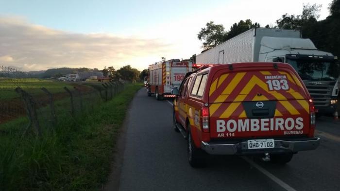 Ciclista morre após ser atingido por caminhão em frente ao aeroporto, em Blumenau