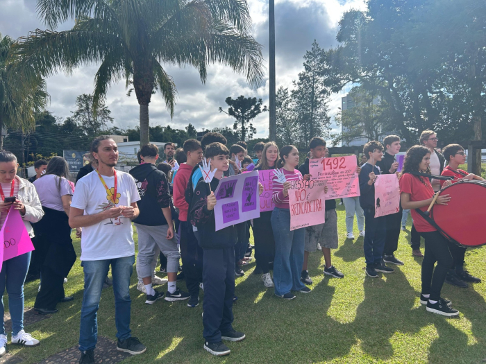Caminhada marca início das ações do Agosto Lilás em Indaial