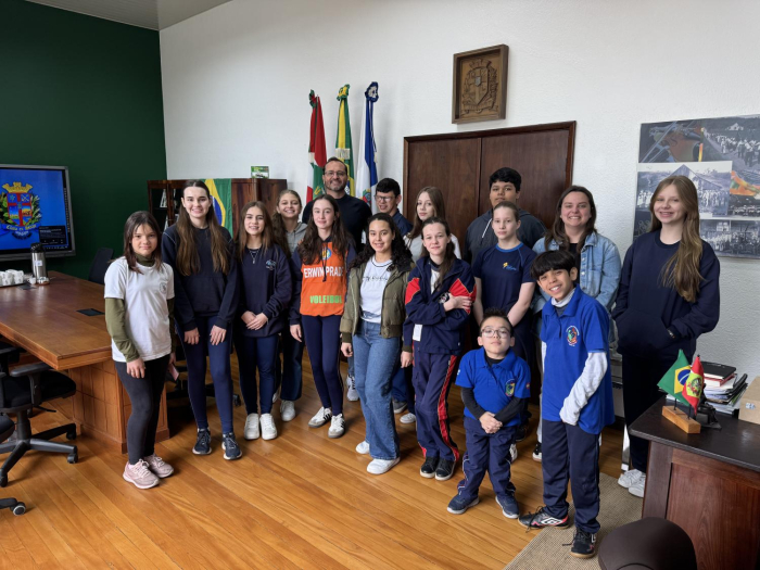 Parlamento Jovem de Timbó visita Prefeitura