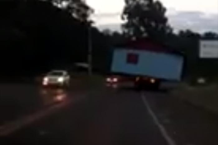 Caminhão é flagrado transportando uma casa