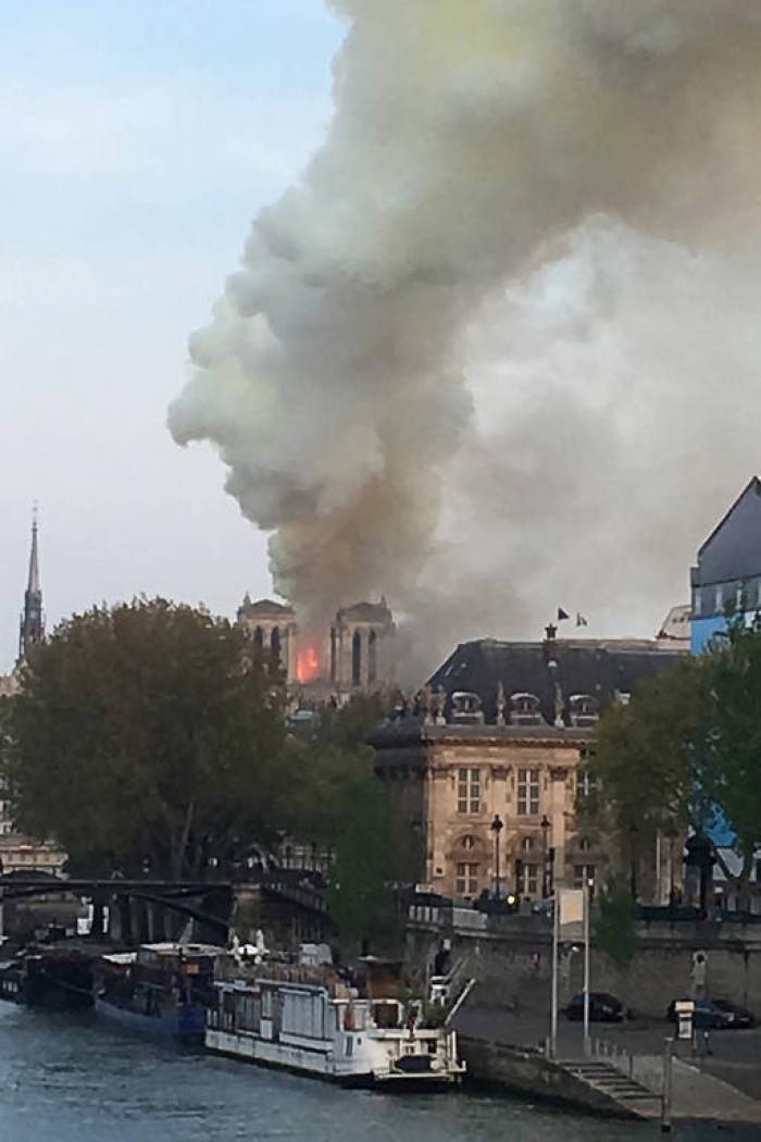 Catedral de Notre-Dame, em Paris, é atingida por incêndio