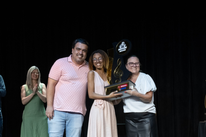 Festival Estudantil da Canção reúne talentos em Indaial e premia vencedores em três categorias