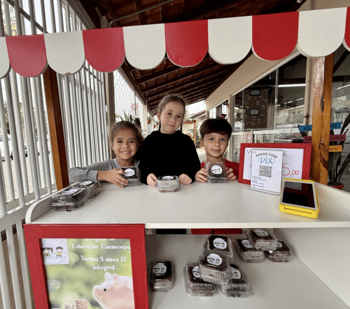 UEI Carijós desenvolve projeto de educação financeira com turma do ensino infantil integral  