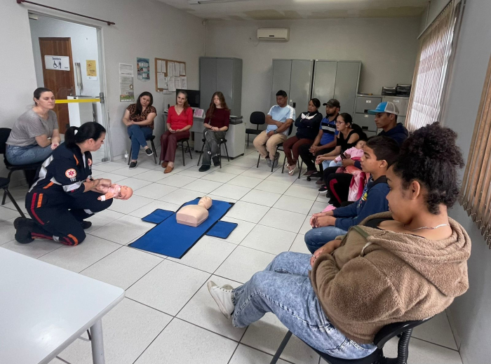 Roda de Conversa sobre Primeiros Socorros no CRAS Carijós