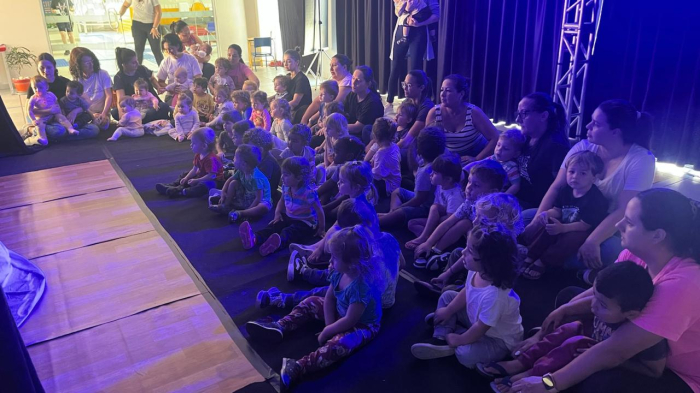 Espetáculo “Casa – Teatro para Bebês” encanta crianças e professores na UEI Professor Isaias José Nazari