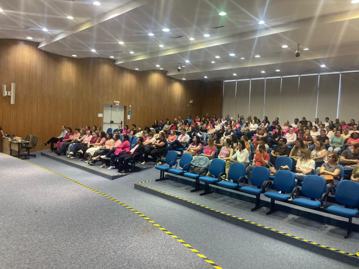 Palestras abordam temas do Outubro Rosa com profissionais da Saúde de Timbó