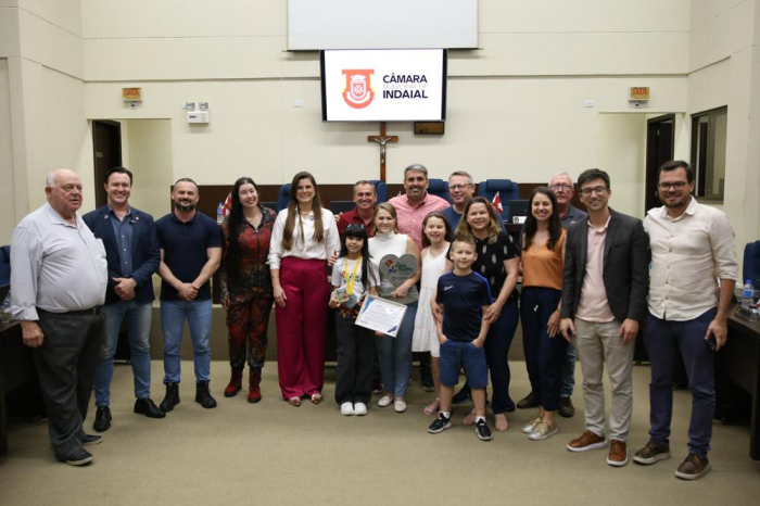 Legislativo homenageia estudante vencedora de concurso regional