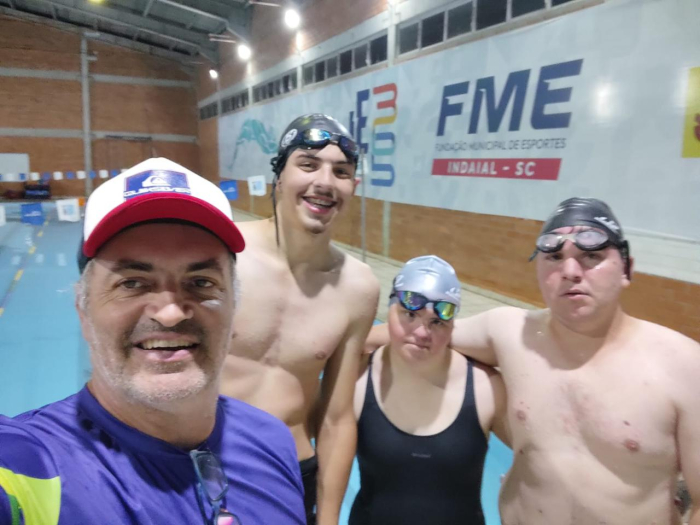 Atletas paralímpicos da natação da FME Indaial intensificam preparação para as Olimpíadas Nacionais das Apaes