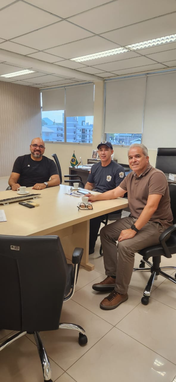 Timbó busca inovação em sistemas de trânsito em encontro com Blumenau