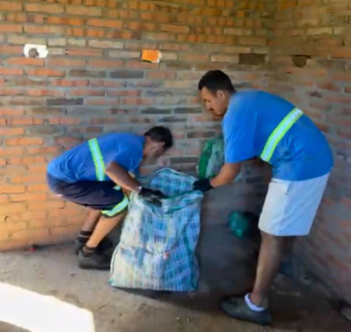 Prefeitura e Samae realizam limpeza em imóvel usado por usuários de drogas