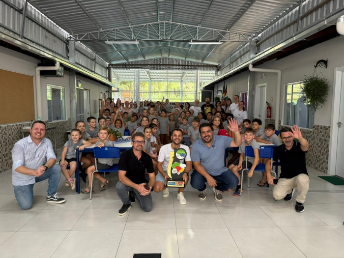 Escola Encano Central recebe prêmio nacional e celebra com passeio em caminhão dos bombeiros