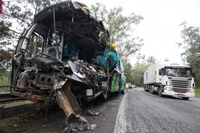 PRF diz que carreta estava acima da velocidade quando atingiu ônibus da Catarinense
