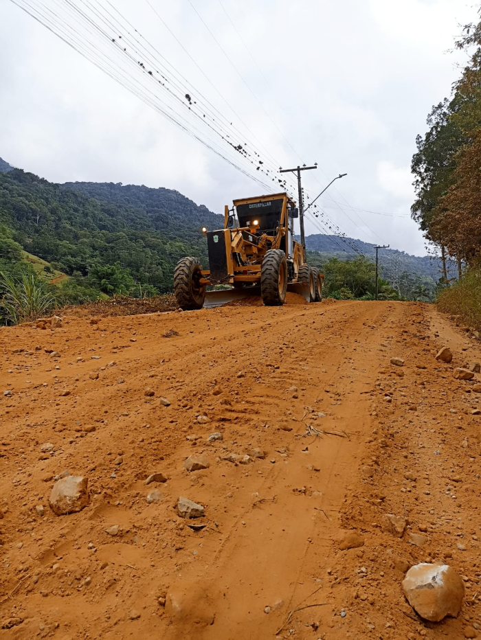 Prefeitura de Timbó realiza manutenção de vias no Bairro Dona Clara