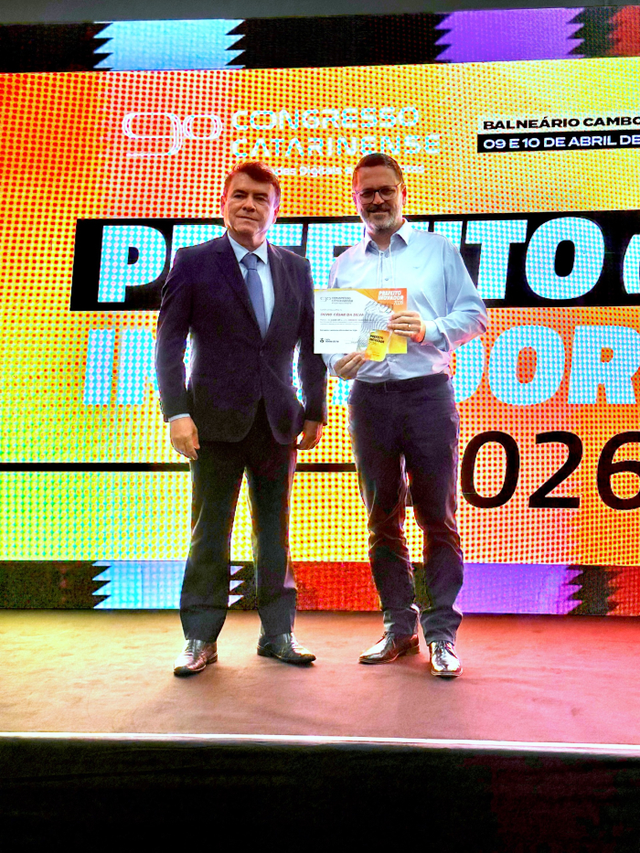 Indaial é destaque estadual e prefeito recebe prêmio por inovação na educação