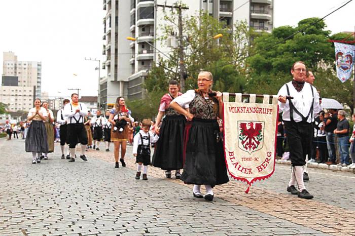 Desfile e apresentações em pontos centrais de Timbó fazem parte do 2º Encontro Nacional de Grupos Folclóricos Germânicos 