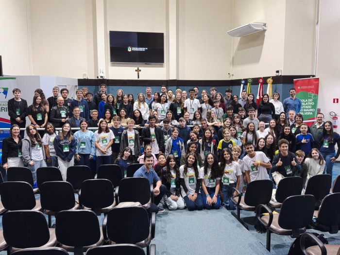 Parlamento Jovem de Indaial participa de conferência em Pomerode