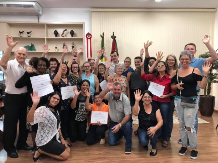 Idosos do projeto “De geração para geração” são homenageados