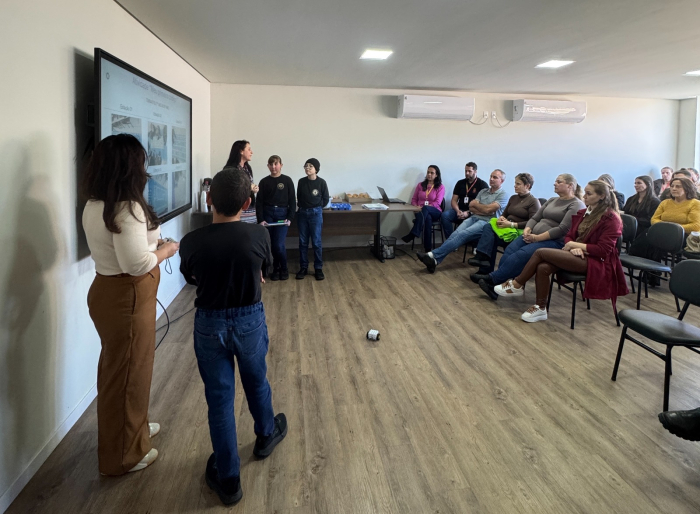 Biguaçu e Pinhalzinho conhecem projetos de Robótica e Educação Financeira da rede municipal de Indaial