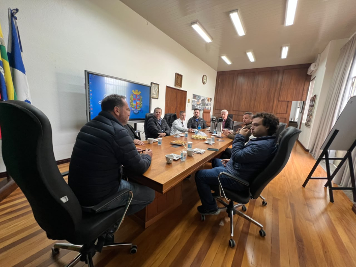 Prefeito Flávio Buzzi recebe vereadores para tratar da concessão dos serviços de água e esgoto de Timbó