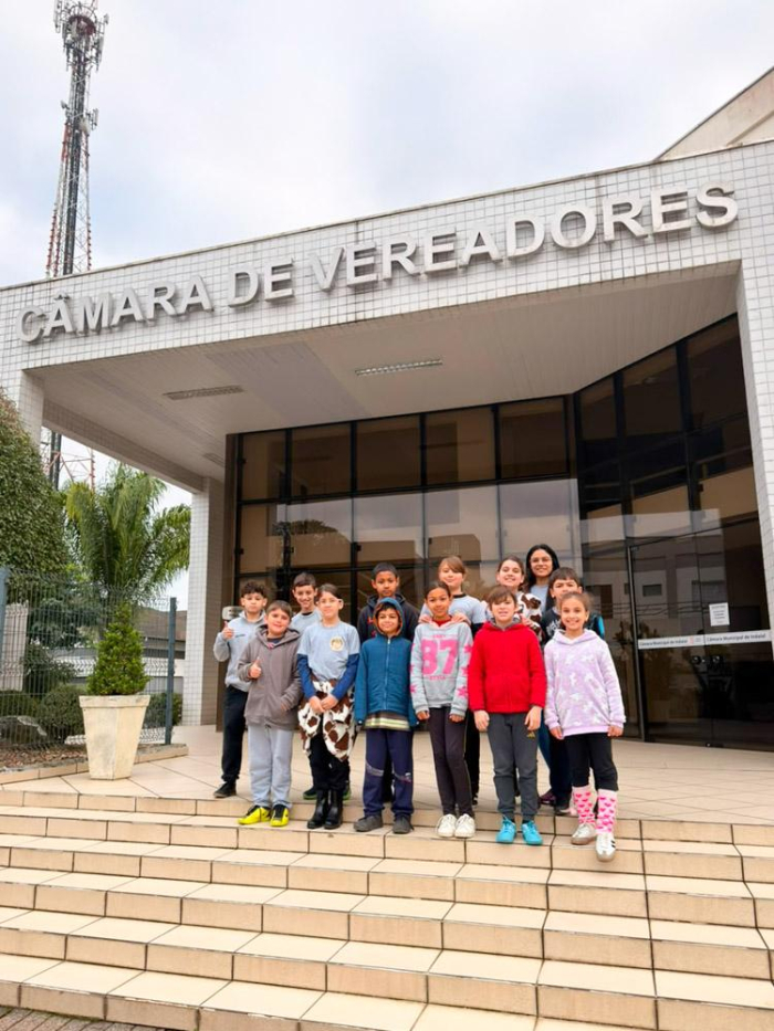 Alunos da Escola Municipal Bilíngue Encano Central visitam a Câmara