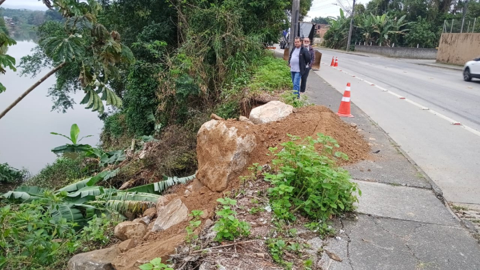 Secretaria de Obras realiza serviços de manutenção na rua Três Corações