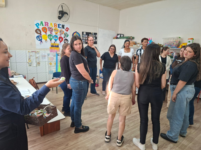Profissionais das UEIs Polaquia e Bairro dos Estados participam de formação sobre separação de materiais recicláveis