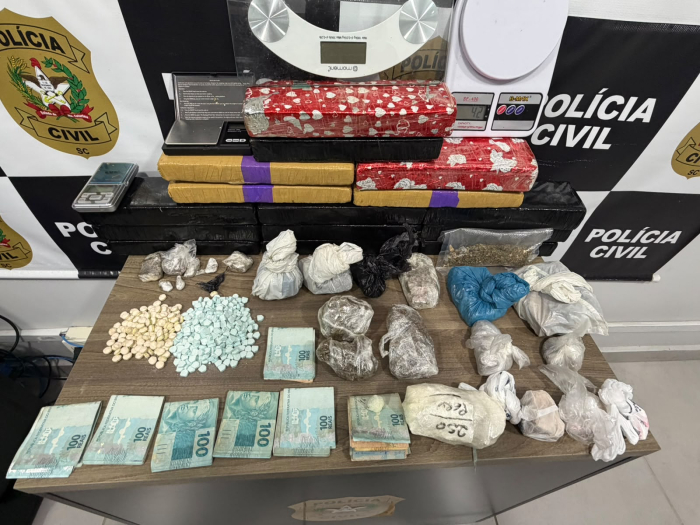 POLÍCIA CIVIL PRENDE DOIS MASCULINOS EM FLAGRANTE E APREENDE QUASE 13 QUILOS DE DROGAS E MAIS DE R$ 7 MIL EM DINHEIRO EM OPERAÇÃO DE COMBATE AO TRÁFICO EM RODEIO, TIMBÓ E INDAIAL