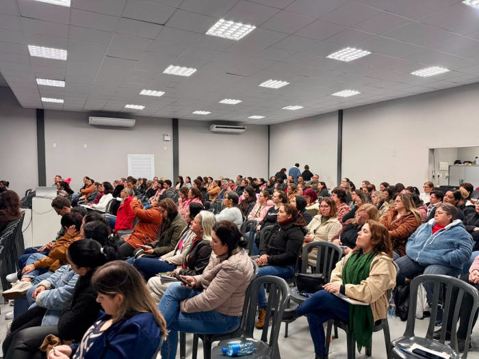 Palestra do Agosto Laranja amplia debate sobre desenvolvimento infantil e TEA em Indaial