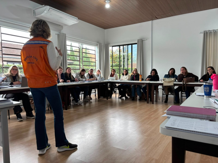 Defesa Civil participa de reunião com diretores da rede municipal para alinhar prevenção a eventos climáticos e o PLANCON Edu