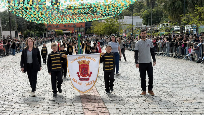 Desfile Cívico reúne comunidade em comemoração ao Dia da Independência 
