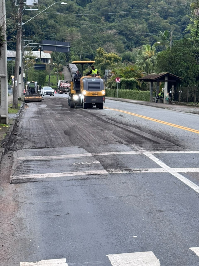 Obras de asfaltamento do trecho inicial da Rua Frederico Weege começaram no dia de hoje