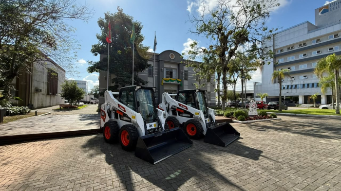 Timbó recebe duas novas mini-carregadeiras para reforçar serviços de manutenção urbana