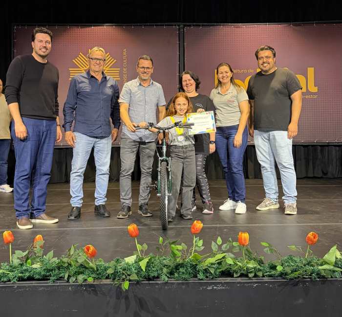 Vencedores da etapa municipal dos Concursos de Poesias e Desenhos do Vale Europeu são premiados em Indaial